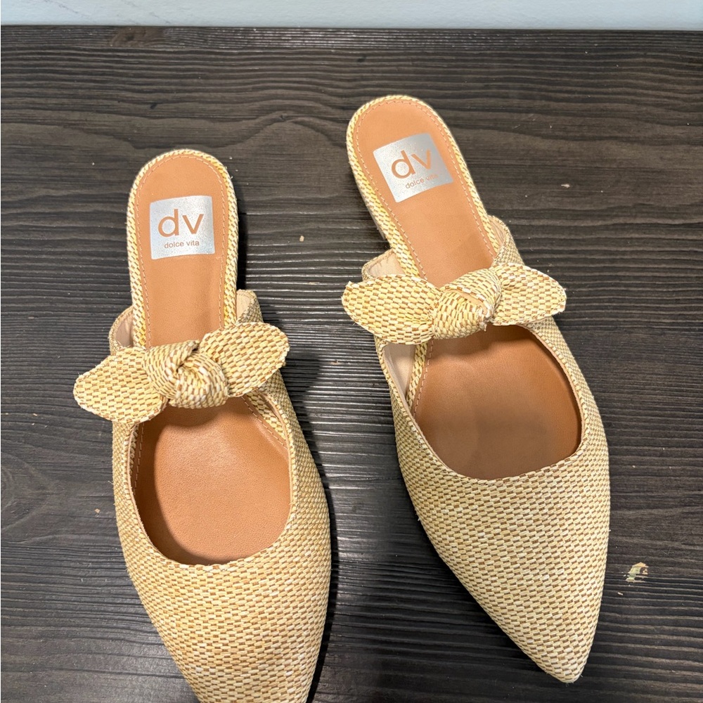 DV by Dolce Vita Tan Pointed-Toe Bow Slip-On Mules Never worn